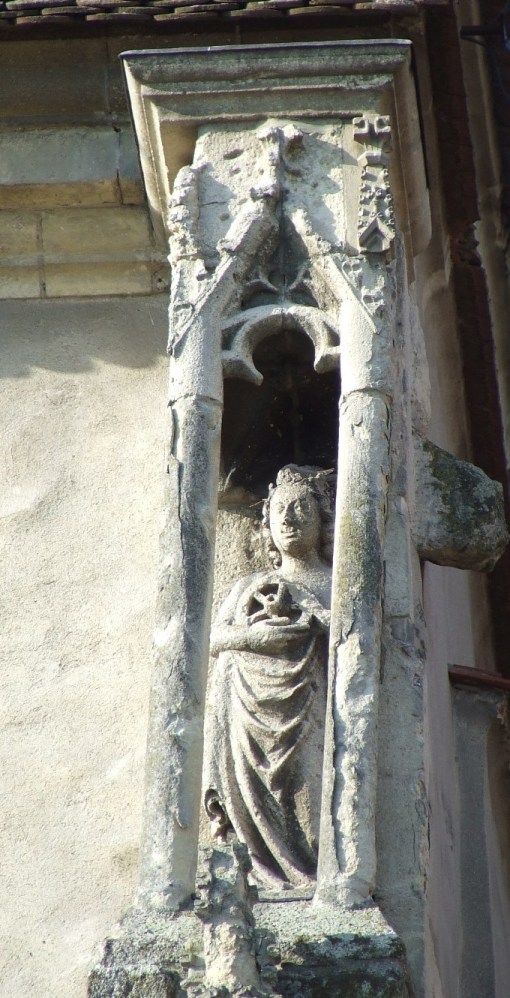 Nișă și statuie sculptată, perspectivă apropiată.