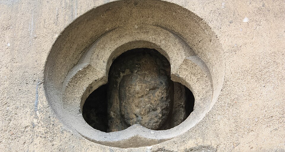 Gol trilobat al fațadei.