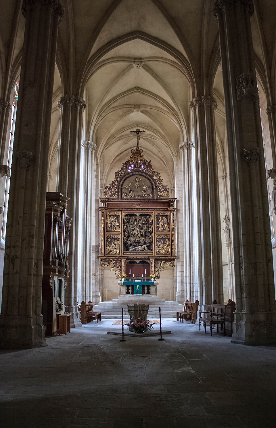 Perspectivă longitudinală spre cor și altar.