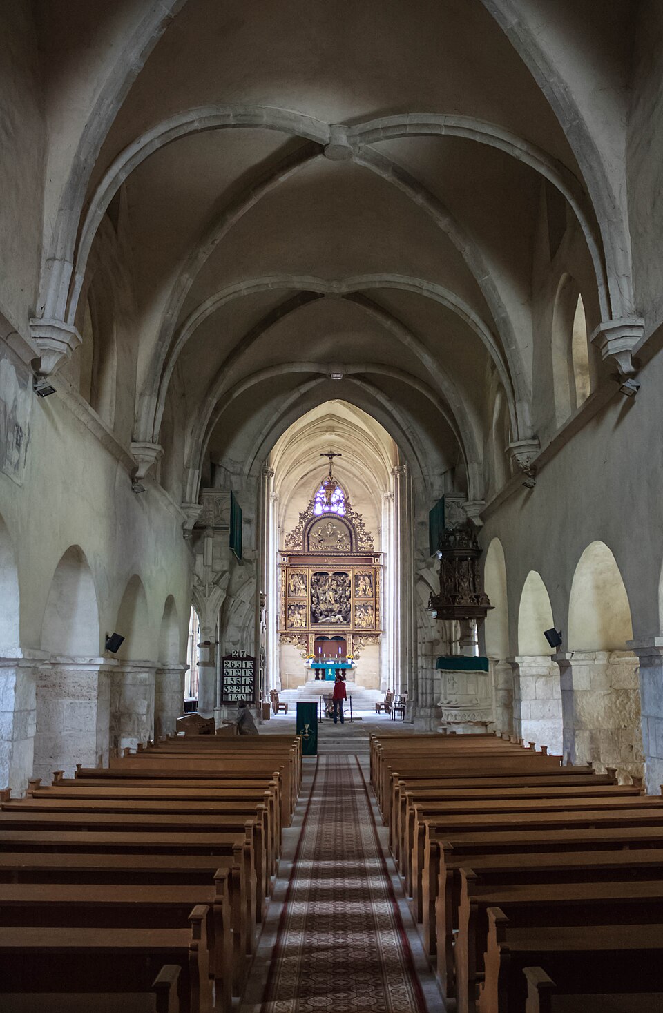 Nava, băncile și bolțile, vedere spre altar.