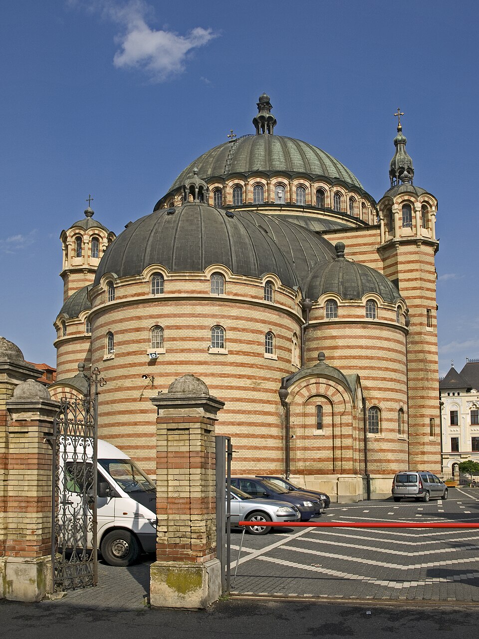 Absida, cupola centrală și volumele laterale.