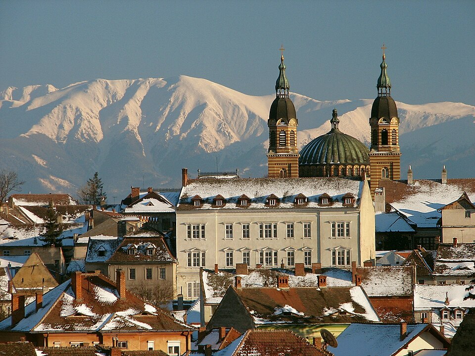 Cupola și turnurile deasupra orașului, din punct înalt.
