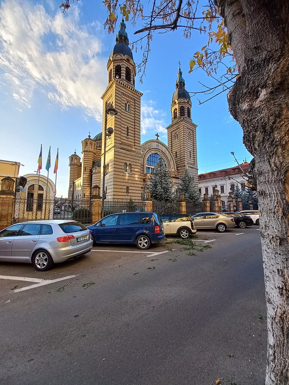 Intrarea principală, scară și turnuri, vedere oblică.