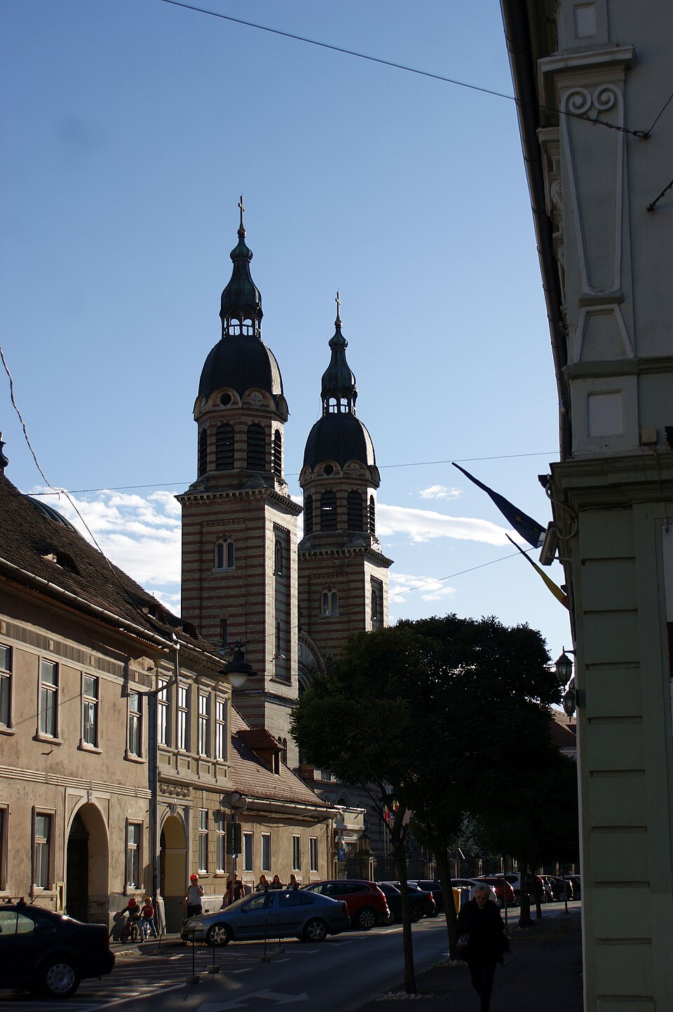 Turnurile văzute din strada laterală.