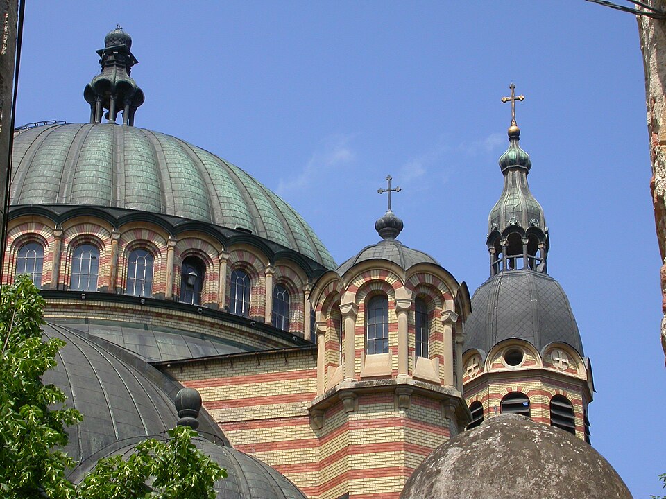 Cupola centrală și unul dintre turnuri.