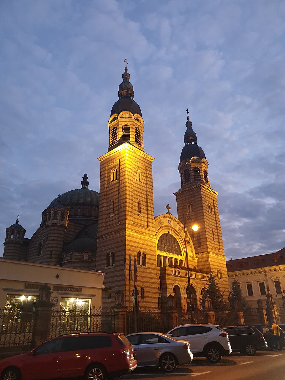 Fațada iluminată seara.