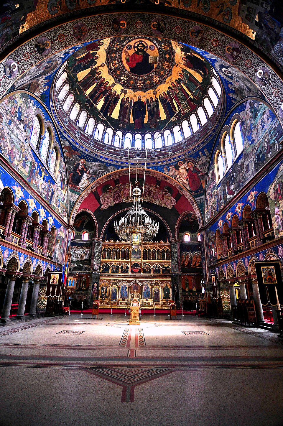 Interior, iconostas și cupolă.