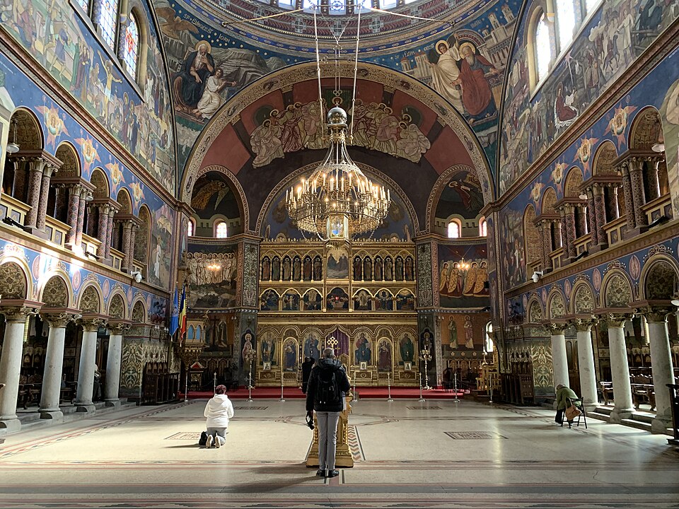Naosul, galeriile și iconostasul.