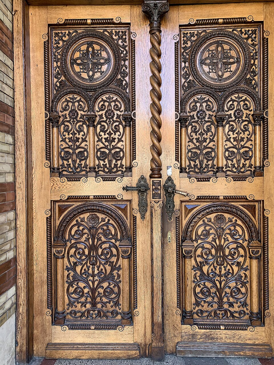 Canaturi de lemn cu ornament sculptat.