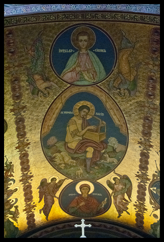 Panou figurativ decorativ și suprafața boltită.