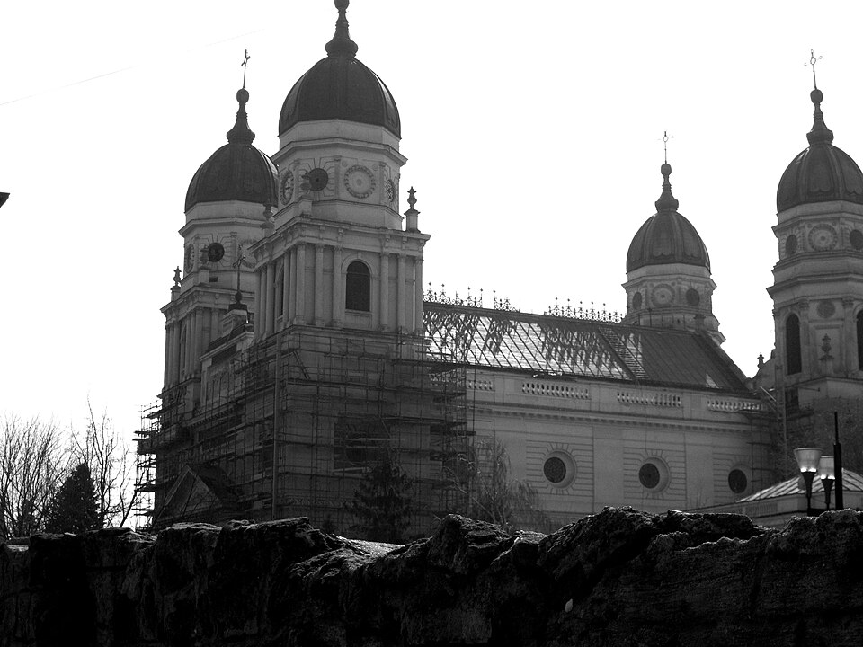 Fotografie monocromă din 2012 a ansamblului și turnurilor; nu reprezintă prin ea însăși o stare istorică veche.