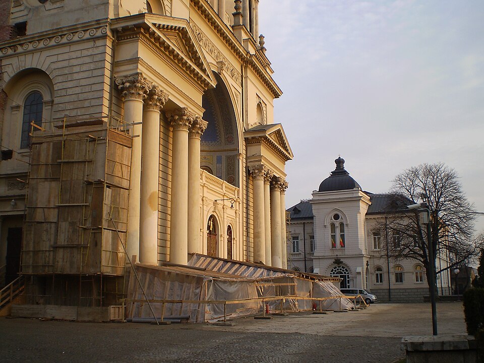 Coloanele porticului și fațada laterală.