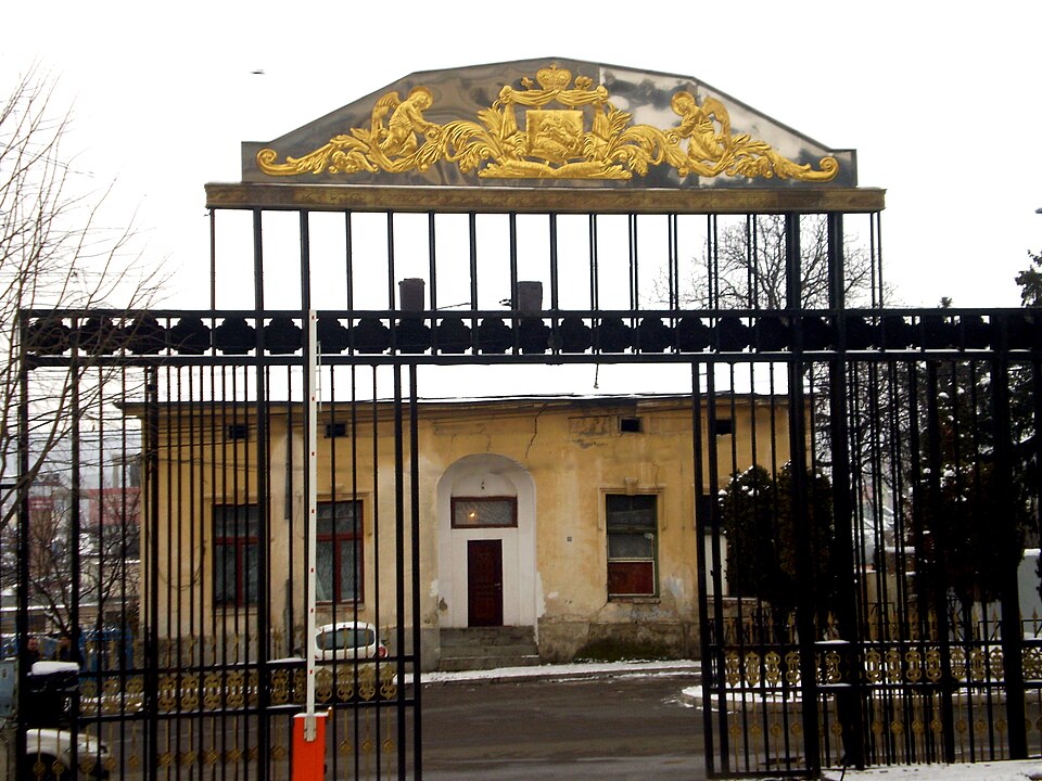 Poarta ansamblului mitropolitan și feroneria.