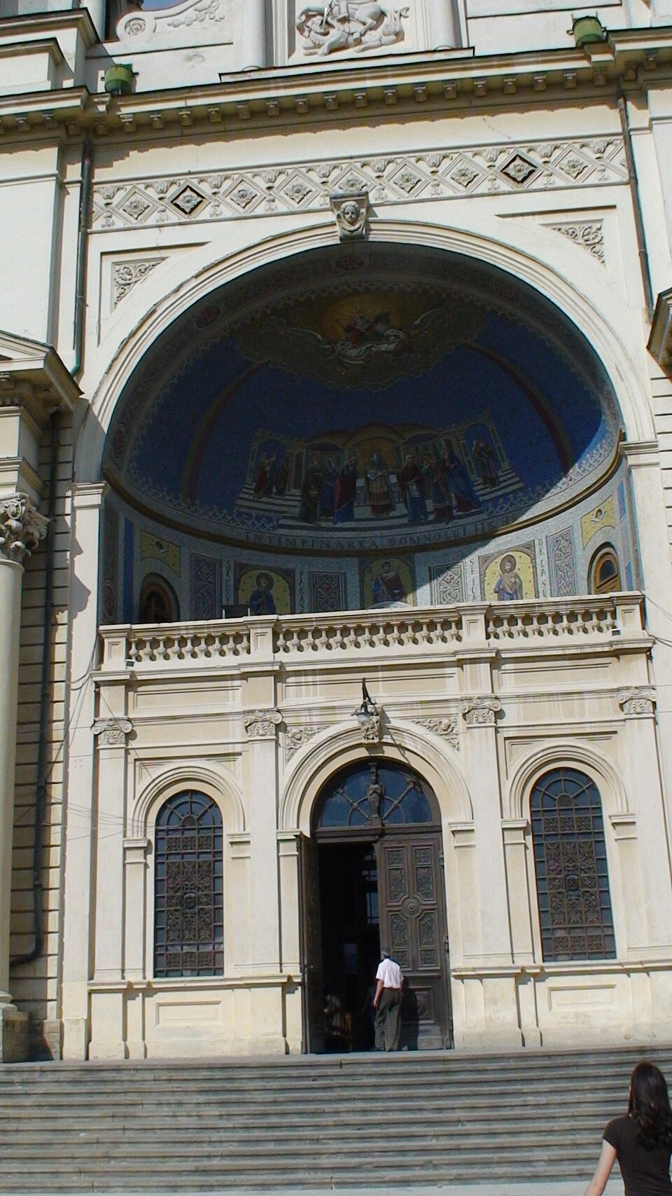 Portal și pictură deasupra intrării.