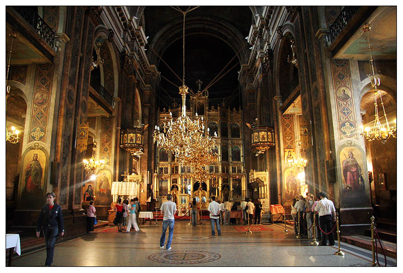 Interiorul navei și iconostasul.