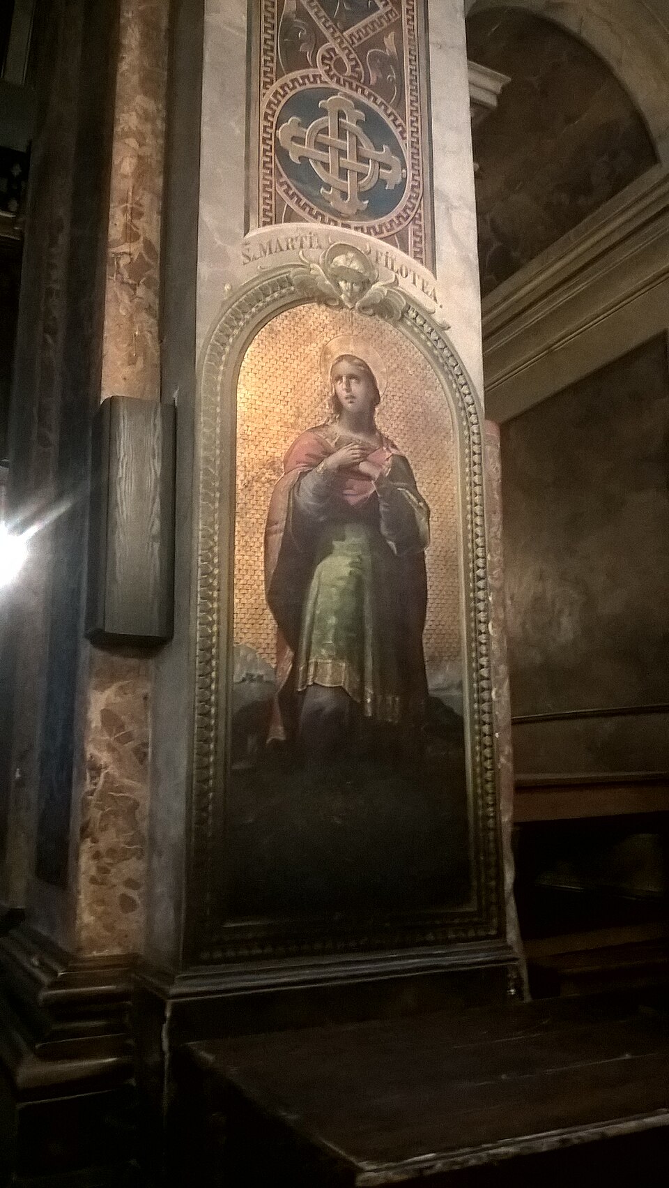 Panou pictat pe un stâlp interior.