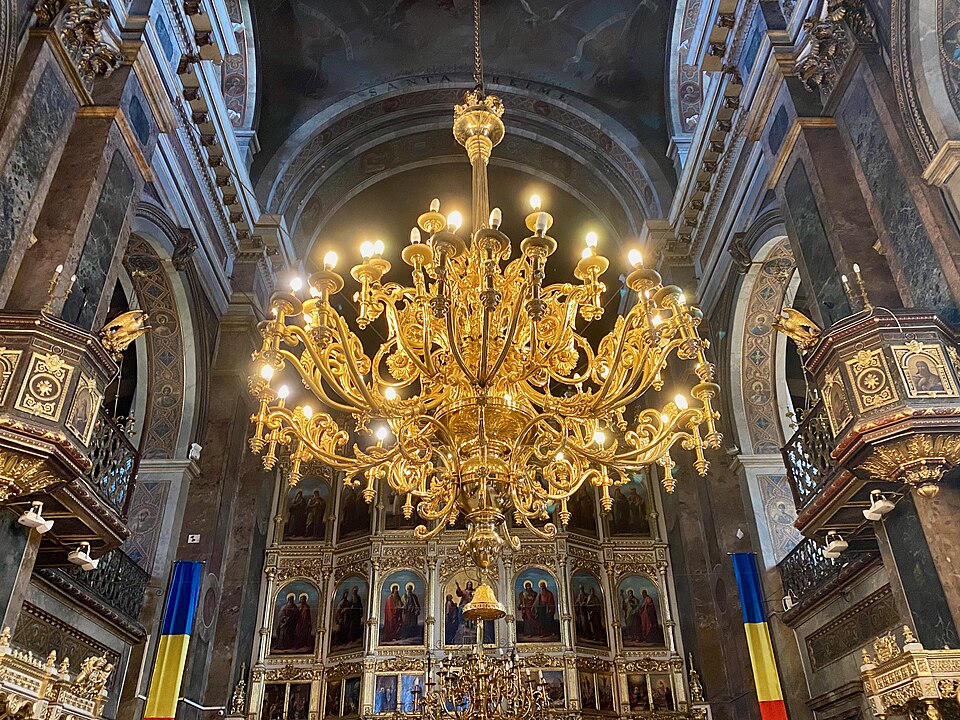 Bolta și candelabrul din interior.