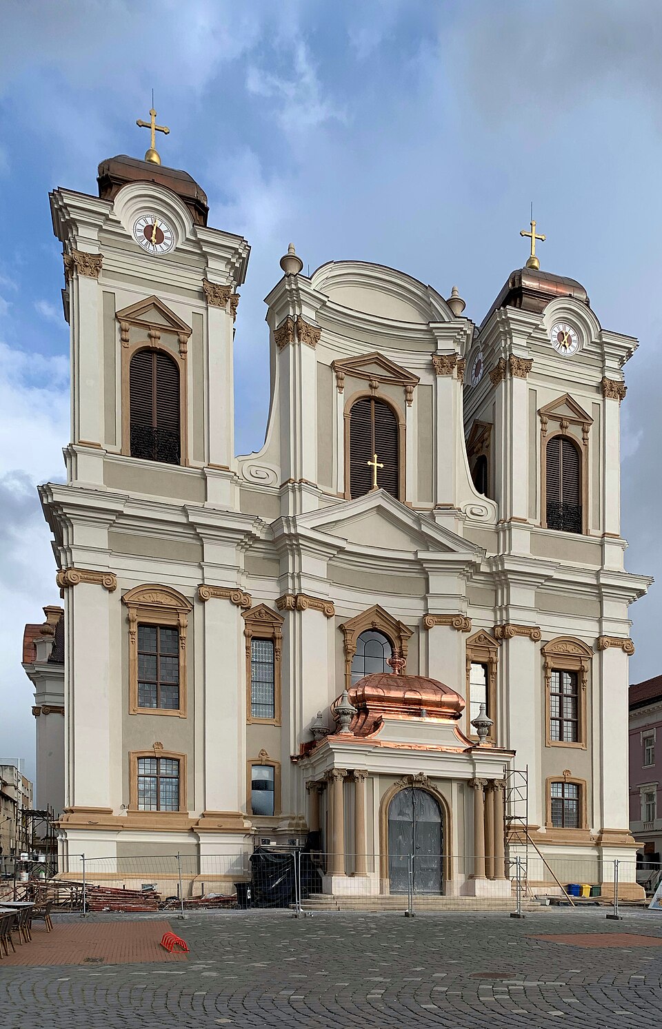 Portalul și fațada oblică, în 2023.