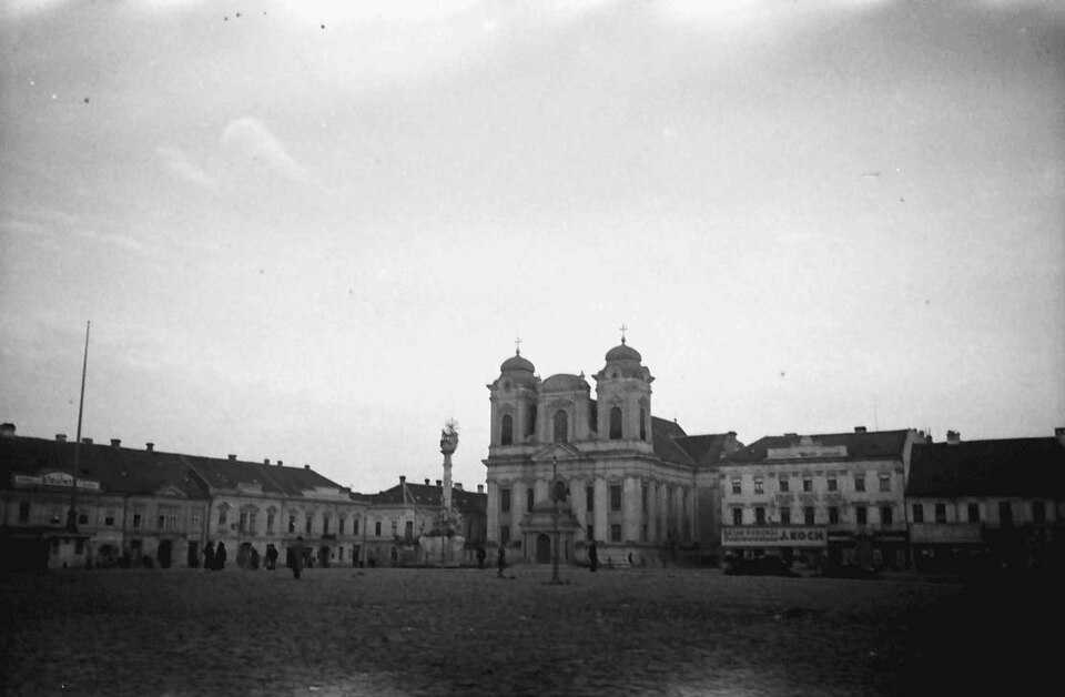 Cadru istoric monocrom al Domului în Piața Unirii.