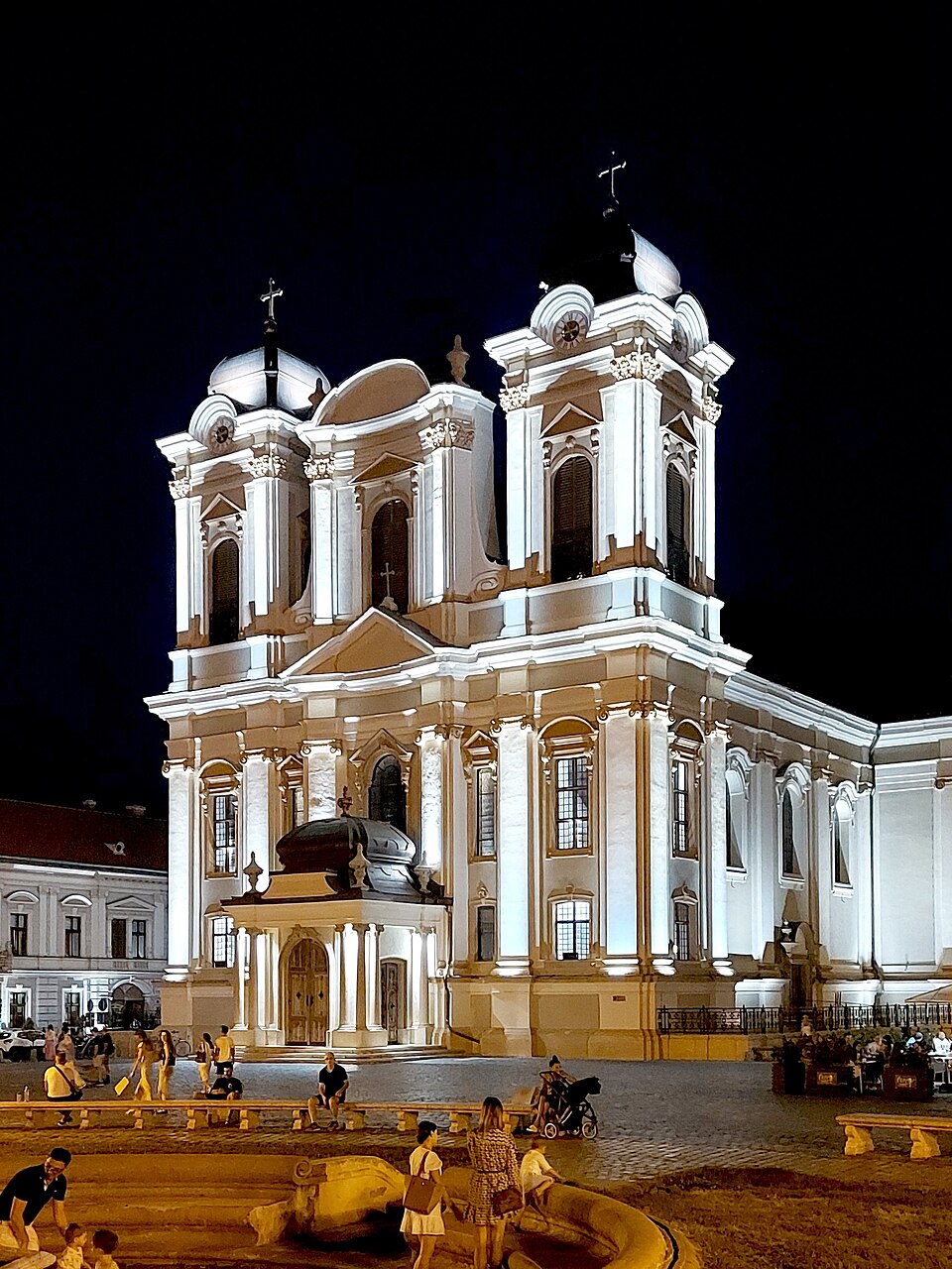 Domul iluminat nocturn în 2025.