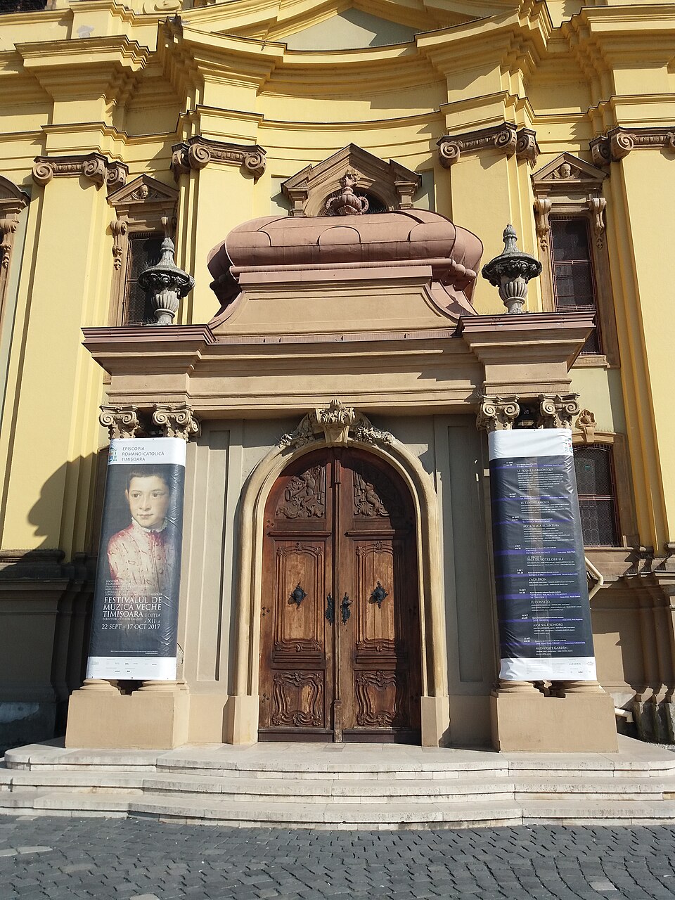 Portalul și frontonul său sculptat.