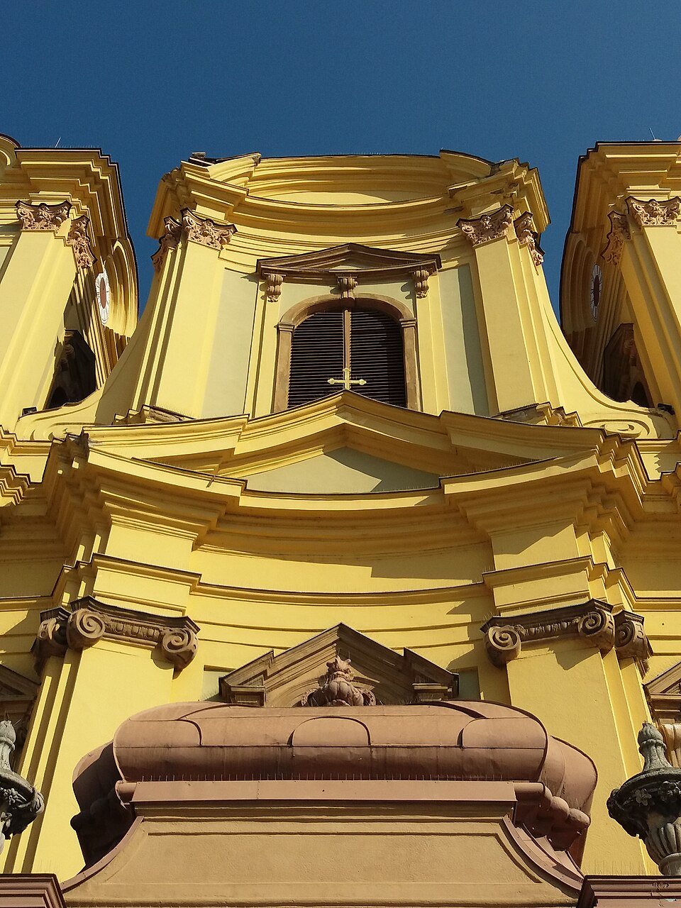 Zona mediană a fațadei, fronton și ferestre.