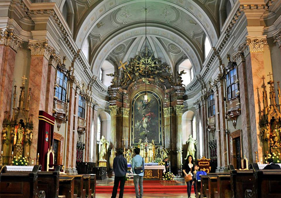 Interior, bolta navei și altar, altă perspectivă.
