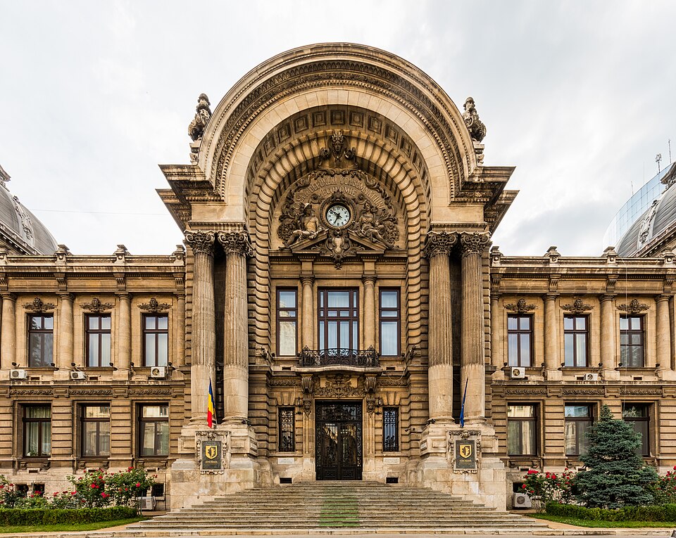 Portalul central și frontonul arcuit.