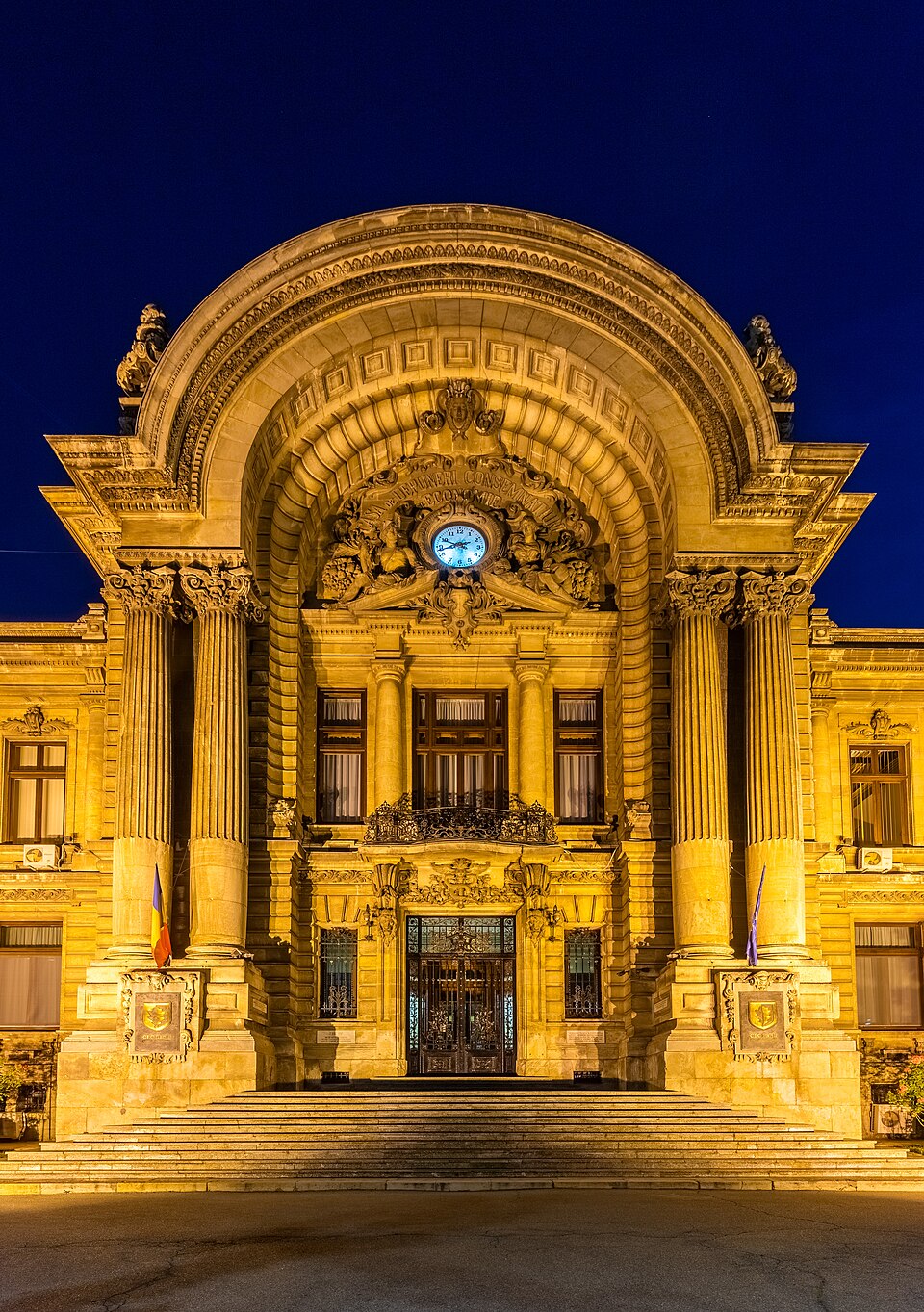 Portal central, perspectivă apropiată nocturnă.