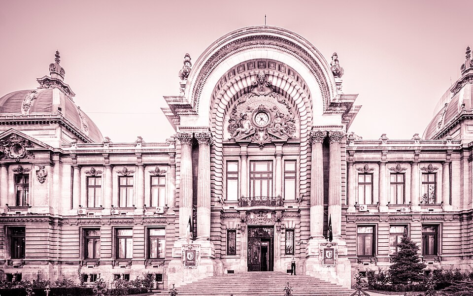Fațada în fotografie monocromă din 2014, nu fotografie veche identificată.