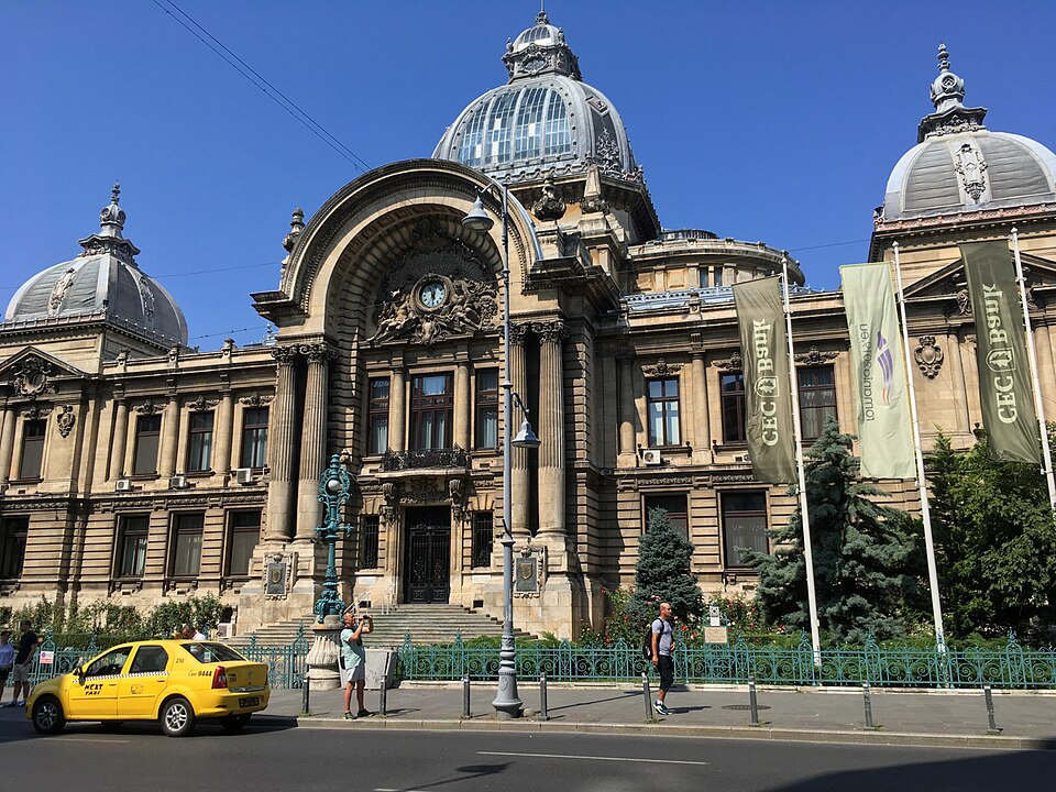 Fațadă oblică și cupole, cu contextul străzii.