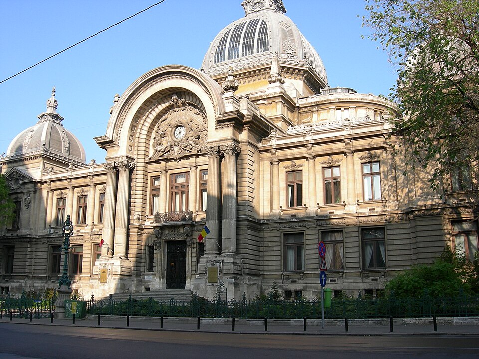 Fațadă laterală și cupola centrală.