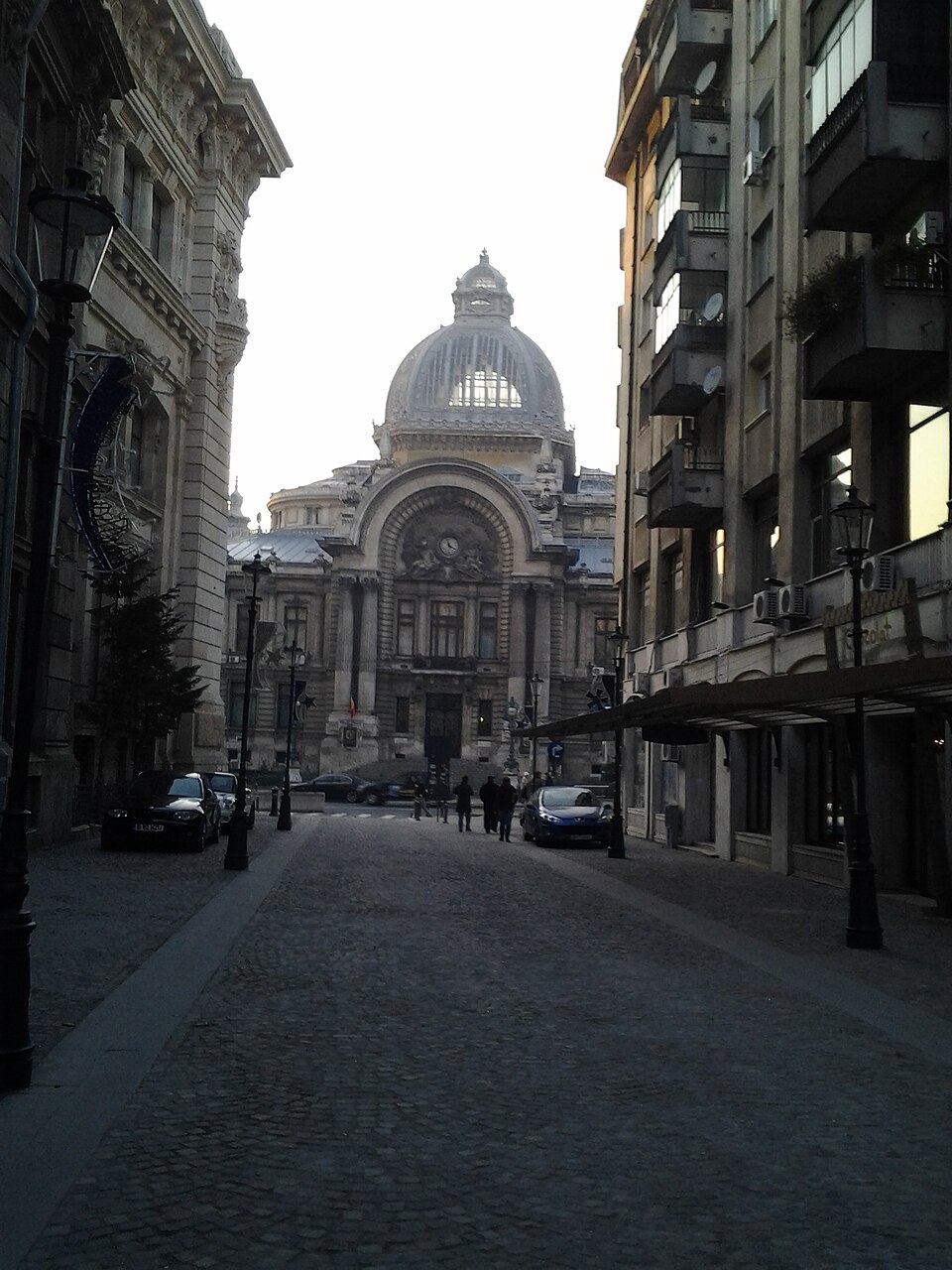 Palatul văzut de pe strada din fața intrării.