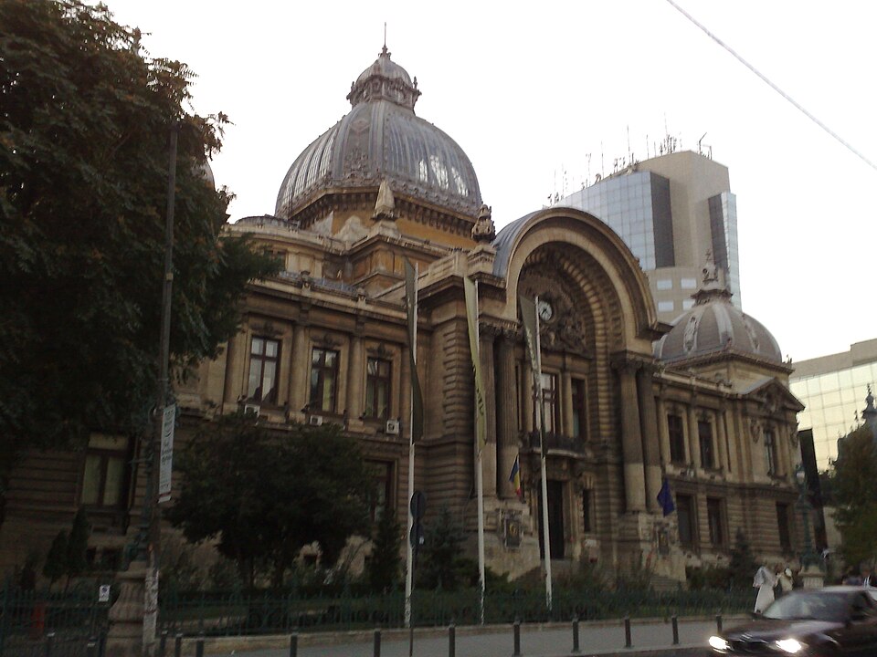 Cupola și volumele laterale în context urban.