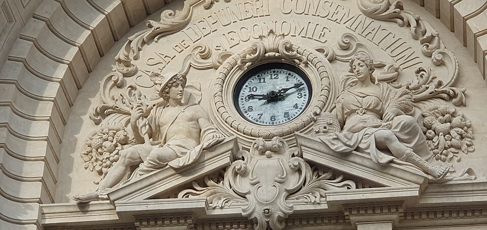 Ceasul și sculptura frontonului.