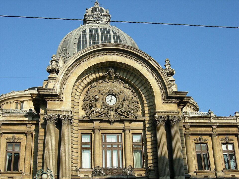 Frontonul central și racordul cu cupola.