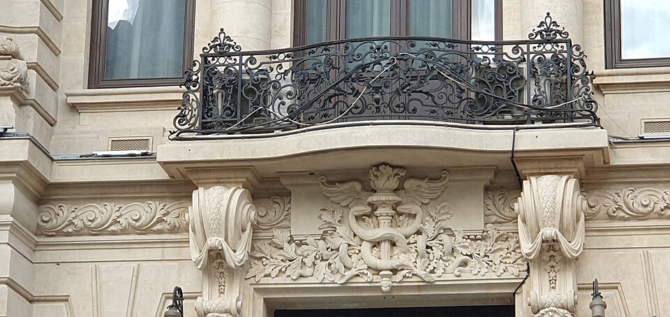 Balcon, console și ornament sculptat.