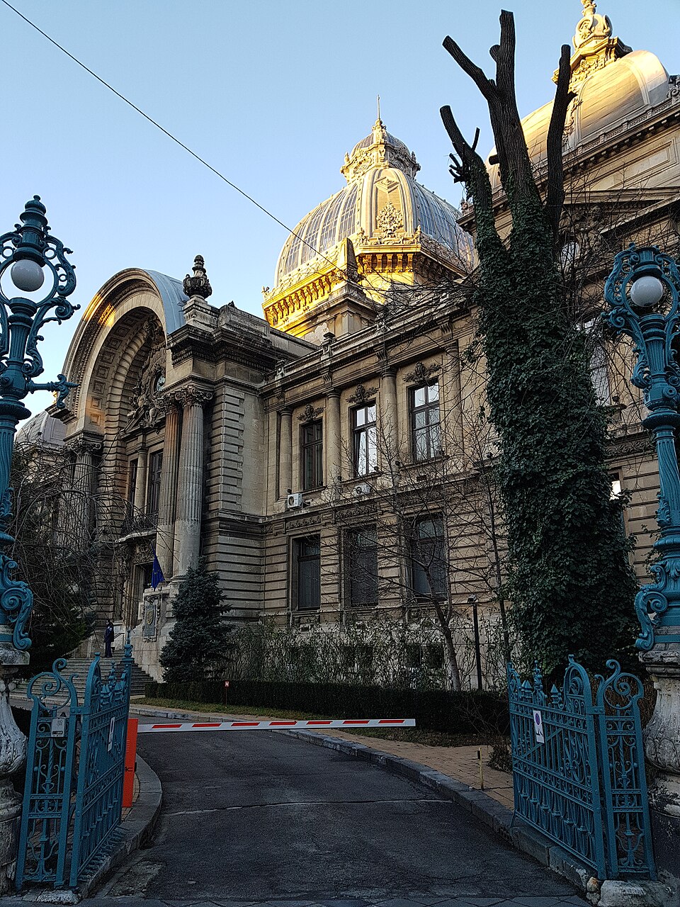 Poarta de fier și relația cu fațada.