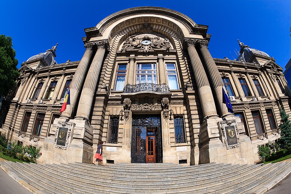 Portal și fațadă, fotografie fisheye cu deformare puternică.