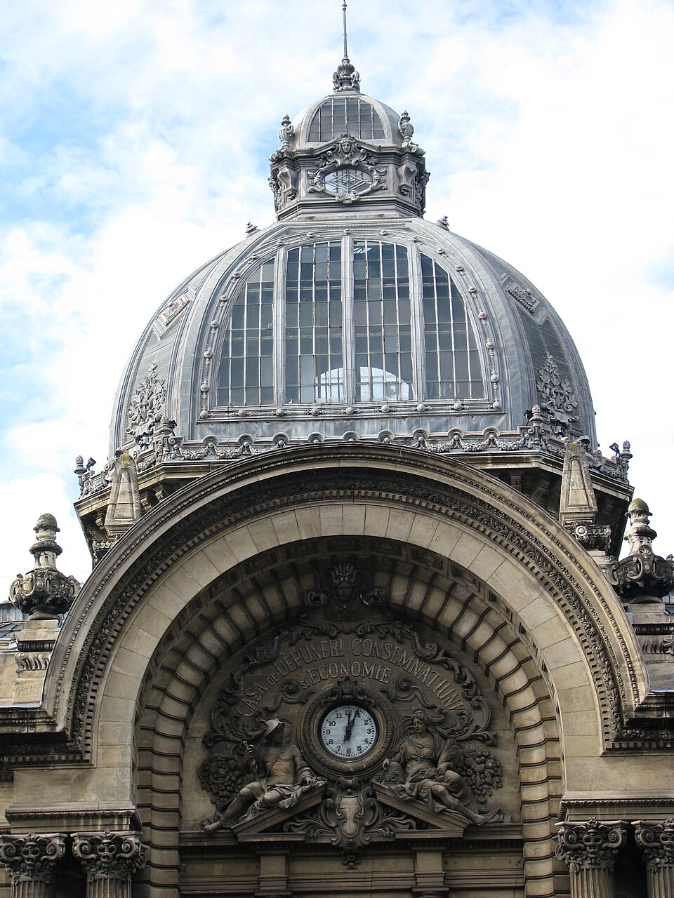 Cupola de metal și sticlă, vedere apropiată de la sol.