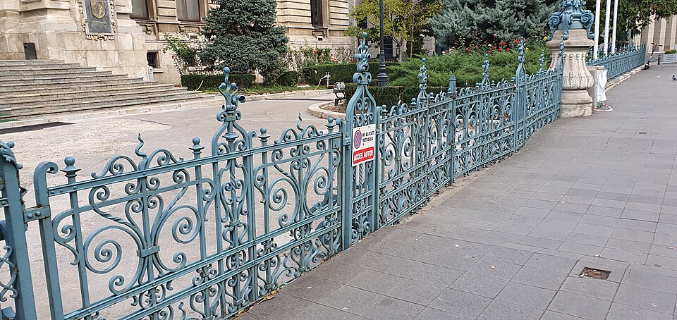 Feroneria gardului și pavajul din fața palatului.